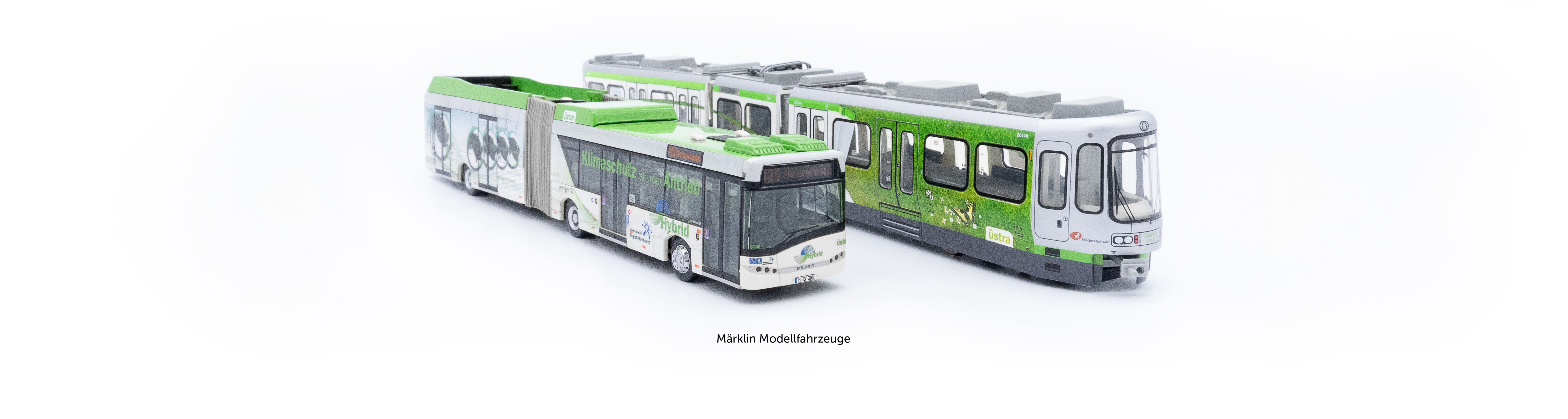 Modellfahrzeuge des Herstellers Märklin im Design der ÜSTRA, ein Bus und eine Bahn.