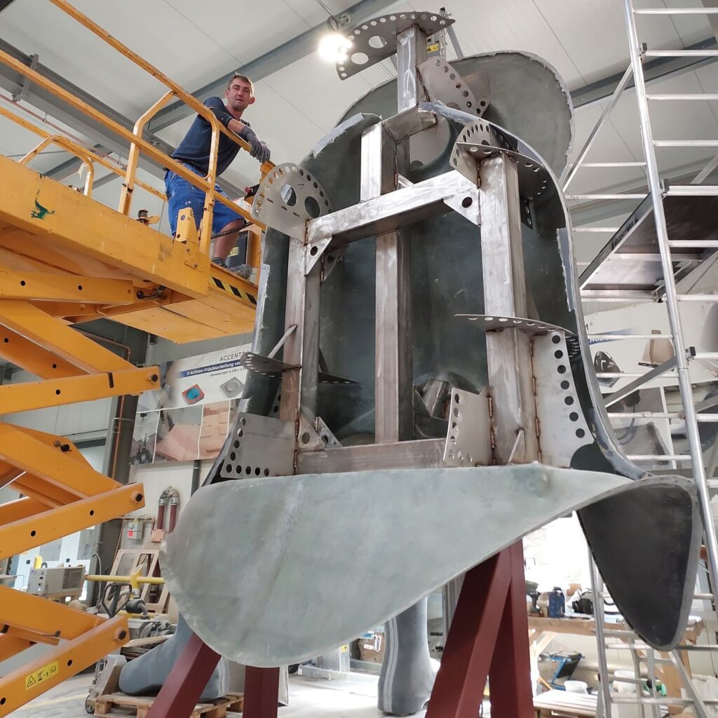 Große Metallkonstruktion des Konsum-Anglers während der Fertigung in einer Werkhalle.